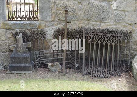 Resti di vecchie ringhiere in ferro presso l'Auld Kirk di Kemback, costruito nel 1582, ampliato nel 1760 Foto Stock