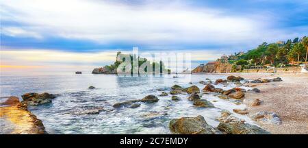 Vista sull'isola Bella e sulla spiaggia di Taormina. Baia Giardini-Naxos, costa del Mar Ionio, Taormina, Sicilia, Italia. Foto Stock