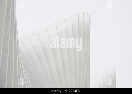 Edifici astratti a scatto orizzontale con nervature metalliche bianche e vetro finestre Foto Stock