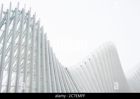 Edifici astratti a scatto orizzontale con nervature metalliche bianche e vetro finestre Foto Stock