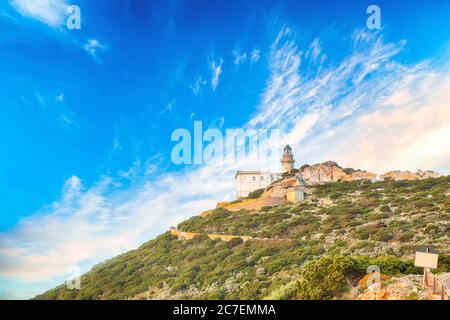 Fantastica vista mattutina sul faro di cacccia cape. Fantastico mare Mediterraneo. Ubicazione: Alghero, Provincia di Sassari, Italia, Europa Foto Stock