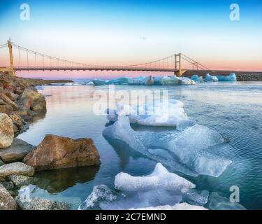 Bellissimo paesaggio con iceberg galleggianti nella laguna glaciale di Jokulsarlon al tramonto. Posizione: Jokulsarlon laguna glaciale, Parco Nazionale di Vatnajokull, Foto Stock