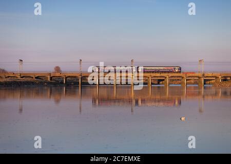 Scotrail classe 156 sprinter trenino che attraversa il viadotto ferroviario del fiume Esk a Mossband sulla linea principale della costa occidentale Foto Stock