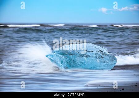 Incredibili pezzi dell'iceberg brillano sulla famosa Diamond Beach alla laguna di Jokulsarlon . Ubicazione : Laguna di Jokulsarlon, Spiaggia di Diamante, Vatnajokull na Foto Stock