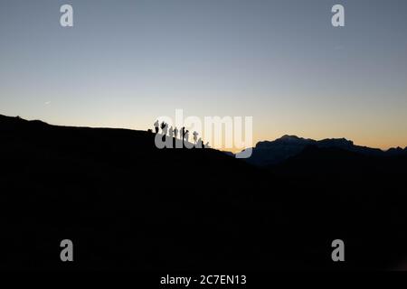 Silhouette di persone sulla montagna con un cielo limpido sullo sfondo Foto Stock