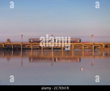 Scotrail classe 156 sprinter trenino che attraversa il viadotto ferroviario del fiume Esk a Mossband sulla linea principale della costa occidentale Foto Stock