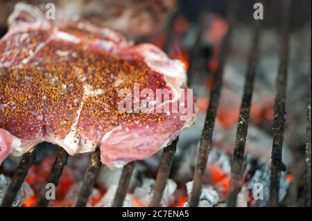 Costolette di manzo al barbecue condite con un miscuglio di peperone rosso e nero e sale Foto Stock