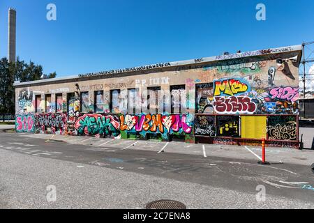 Valvomo o edificio 11, coperto di graffite, nel distretto di Suvilahti di Helsinki, Finlandia Foto Stock