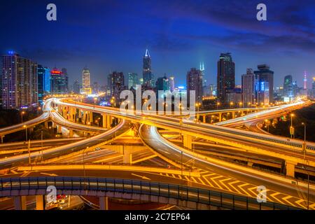 Shanghai incrocio stradale sopraelevato e cavalcavia di interscambio con uffici che si ergono grattacieli nel quartiere del centro di notte a Shanghai, Cina. Turismo asiatico Foto Stock