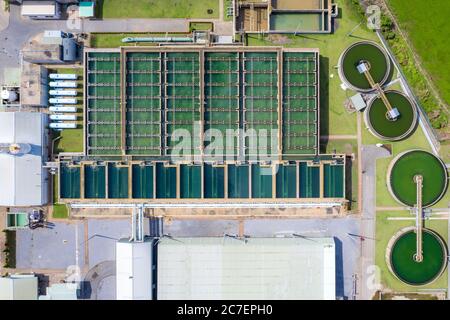 Vista aerea del serbatoio del chiarificatore Solid Contact fanghi di ricircolo nell'impianto di trattamento dell'acqua durante la produzione di lavoro Weather pulito. Foto Stock