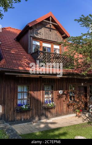 Lanckorona vicino a Cracovia, famosa per la sua architettura in legno conservata del XIX secolo e per il sito patrimonio dell'umanità dell'UNESCO nella provincia della Polonia minore. Foto Stock
