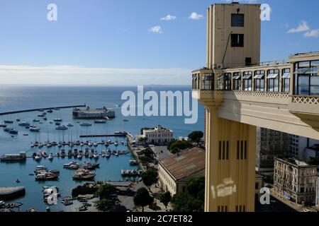 Salvador Bahia Brasile - la Lacerda Ascensore vista dalla parte alta della città Foto Stock