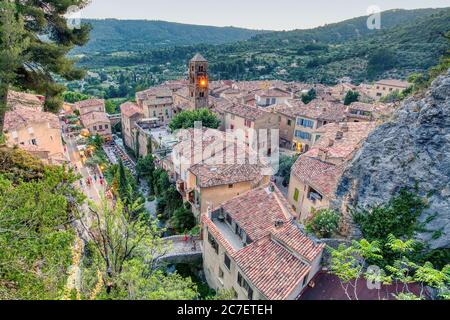 Villaggio Moustiers-Sainte-Marie, Provenza, Francia, membro dei più bei villaggi di Francia, dipartimento Alpi dell'alta Provenza Foto Stock