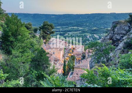 Villaggio Moustiers-Sainte-Marie, Provenza, Francia, membro dei più bei villaggi di Francia, dipartimento Alpi dell'alta Provenza Foto Stock