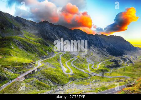 Vista sull'autostrada Transfagarash e sulla valle sulle montagne della Romania. La strada più bella d'Europa. Posizione: Montagne Carpazi, Ron Fagaras, Ro Foto Stock