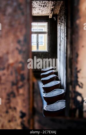 ORANIENBURG, GERMANIA - MAGGIO 2016: Servizi igienici del campo di concentramento di Sachsenhausen (1936-1945). Fu costruito nel 1936 dagli interni dei campi di Emsla Foto Stock