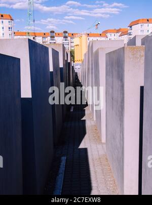 Immagine verticale del memoriale dell'Olocausto a Berlino, in Germania, dall'interno con ombre Foto Stock