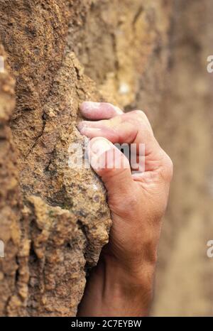 Un arrampicatore che si aggrappò su una rotta di arrampicata allo Smith Rock state Park, Oregon, USA Foto Stock