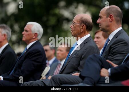 Washington, DC, Stati Uniti. 16 luglio 2020. Da sinistra a destra: Il Vice Presidente degli Stati Uniti Mike Pence, il Segretario del Commercio degli Stati Uniti Wilbur L. Ross Jr., e il Segretario del lavoro degli Stati Uniti Eugene Scalia, ascoltano durante un evento "Rolling Back Regulations to Help All Americans" sul prato meridionale della Casa Bianca a Washington, DC, USA, giovedì 16 luglio 2020. L'intelligenza dello stato russo sta hacking centri di ricerca internazionali che stanno correndo per sviluppare un vaccino Covid-19, il Regno Unito, Stati Uniti e governi canadesi ha detto oggi. Credit: Al Drago/Pool via CNP | Usage worldwide Credit: dpa/Alamy Live News Foto Stock