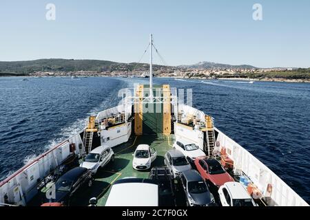 PALAU, ITALIA - 20 agosto 2019: Proiezione orizzontale della vista dal ponte superiore delle auto imbarcatate su un traghetto che parte da Palau in Sardegna Foto Stock