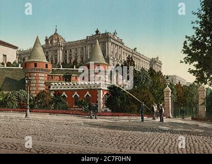 Palacio Real desde el Paseo de San Vincente - Madrid, Spagna, circa 1900 Foto Stock