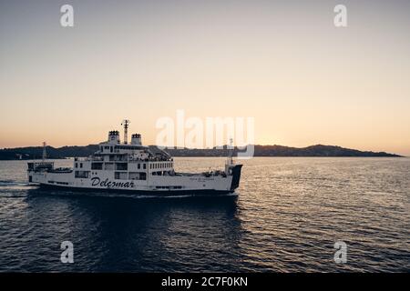 MADDALENA, ITALIA - 20 agosto 2019: Scatto orizzontale di un piccolo traghetto sul mediterraneo tra Palau e la Maddalena (Sardegna, Italia) Foto Stock