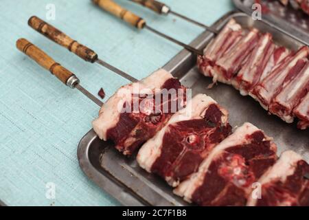 Colpo orizzontale ad angolo alto di manzo pronto ad essere barbecue Foto Stock