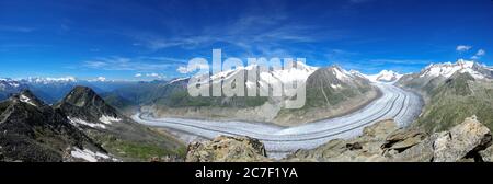 Bellissimo scatto panoramico di una strada che attraversa Aletsch innevata Ghiacciaio in Svizzera Foto Stock