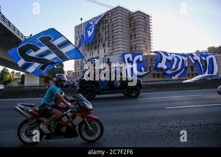 Porto, Portogallo. 15 luglio 2020. I fan di Porto festeggiano in centro dopo che la loro squadra ha battuto lo Sporting CP 2-0 per battere il campionato di calcio della Portuguese League con due partite rimaste a Porto, Portogallo, il 15 luglio 2020. Credit: Flavo Alberto/Xinhua/Alamy Live News Foto Stock