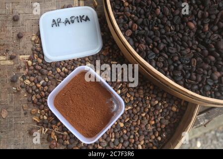 Colpo ad angolo di chicchi di caffè indonesiani Arabika Foto Stock