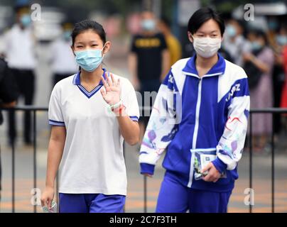 Pechino, Cina. 17 luglio 2020. Gli esaminatori entrano nel sito degli esami alla Scuola superiore di Pechino Zhongguancun a Pechino, capitale della Cina, il 17 luglio 2020. L'esame di ingresso alle scuole superiori di Pechino è iniziato venerdì e durerà fino al 19 luglio. Credit: Ren Chao/Xinhua/Alamy Live News Foto Stock