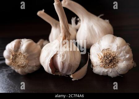 colpo di aglio e spicchi su sfondo di legno Foto Stock