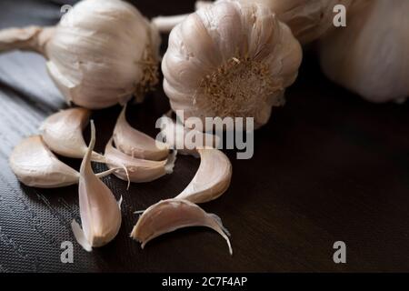 un colpo di aglio e spicchi su sfondo di legno Foto Stock