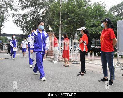 Pechino, Cina. 17 luglio 2020. Gli esaminatori entrano nel sito degli esami alla Scuola superiore di Pechino Zhongguancun a Pechino, capitale della Cina, il 17 luglio 2020. L'esame di ingresso alle scuole superiori di Pechino è iniziato venerdì e durerà fino al 19 luglio. Credit: Ren Chao/Xinhua/Alamy Live News Foto Stock