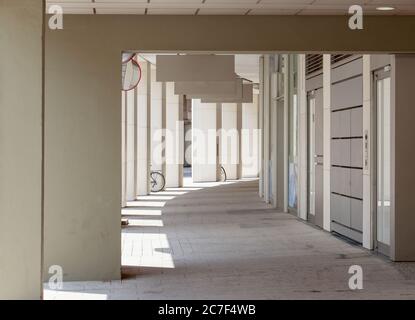 Ingresso minimalista di un edificio bianco con ombre provenienti da tutti i lati Foto Stock