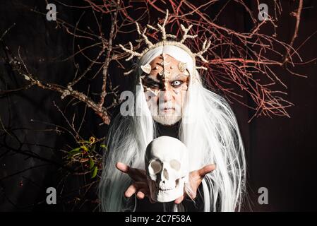 Diavolo cornuto con cranio - stile antico. Ho ottenuto il potere in incantesimo. Misterioso guerriero incantato di avere spine sul viso. Concetto di magia e fiaba Foto Stock