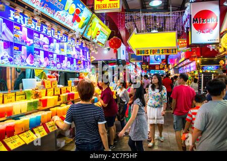 I turisti e i locali in bugis street market,più grande mercato di Singapore,bugis,Singapore,mercato cinese,Singapore shopping,PRADEEP SUBRAMANIAN Foto Stock