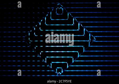 Primo piano di un cristallo a forma di diamante che riflette le luci dietro di esso Foto Stock