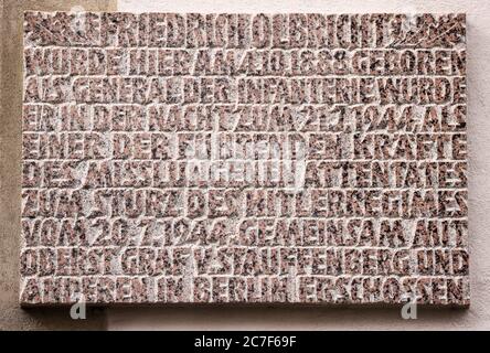 29 giugno 2020, Sassonia, Leisnig: Una targa con informazioni è appesa al luogo di nascita dilapidato di Friedrich Olbricht. 76 anni dopo il tentativo di assassinio di Adolf Hitler, la città di Leisnig sta lottando per preservare il luogo di nascita del principale complice. L'edificio elencato, in cui nacque il successivo Wehrmacht Generale nel 1888, è rimasto vuoto per anni ed è minacciato dalla decadenza. Tuttavia, poiché la casa è di proprietà privata, la città non può rinnovarla. (A dpa 'figura chiave nell'assassinio di Hitler - la morte di Olbricht') Foto: Jan Woitas/dpa-Zentralbild/dpa Foto Stock