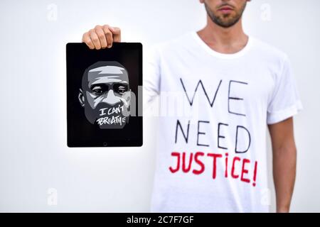 30.05.2020, Minneapolis, uomo che tiene tablet con immagine aperta George Floyd. Foto Stock