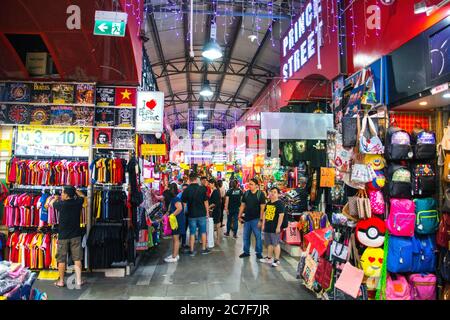 I turisti e i locali in bugis street market,più grande mercato di Singapore,bugis,Singapore,mercato cinese,Singapore shopping,PRADEEP SUBRAMANIAN Foto Stock