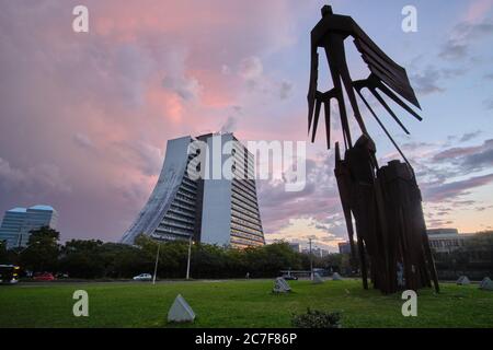 Foto ad angolo basso del Monumento a Açorianos sotto il Cielo colorato catturato in Brasile Foto Stock