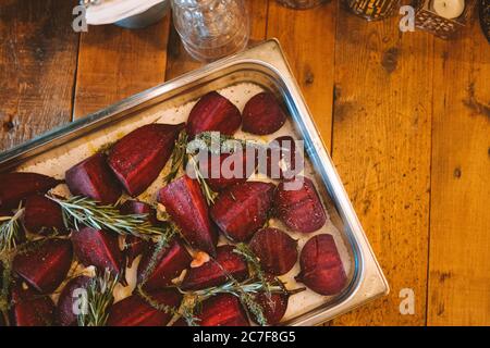 Delizioso piatto a base di barbabietole e condimenti verdi Foto Stock