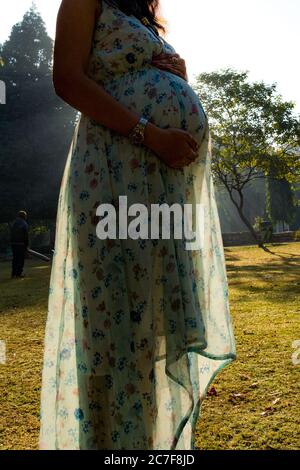 Maternità sparare posa per accogliere il neonato in Lodhi Road a Delhi India, maternità foto sparare fatto dai genitori per accogliere il loro bambino durante Foto Stock