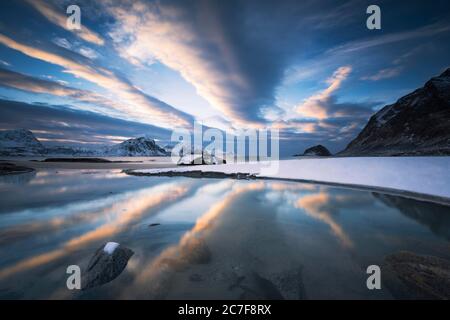 Paesaggio costiero in inverno, tramonto, Haukland Beach, Lofoten, Norvegia Foto Stock