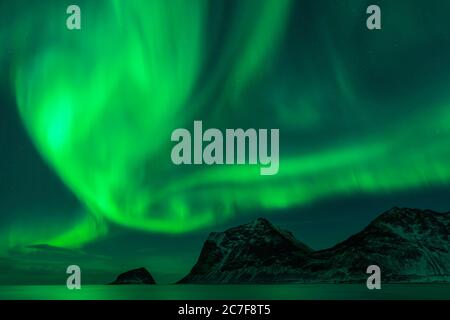 Aurora boreale, Haukland Beach, Lofoten, Norvegia Foto Stock