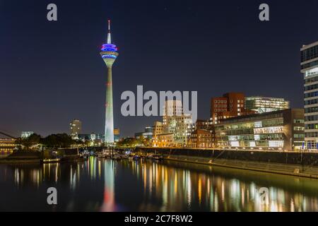 Foto notturna, porto turistico nel Media Harbour, Torre del Reno, Gehry Bauten, Duesseldorf, Nord Reno-Westfalia, Germania Foto Stock