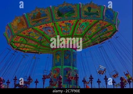 Carosello a catena nel Prater, cielo blu, Vienna, Austria Foto Stock