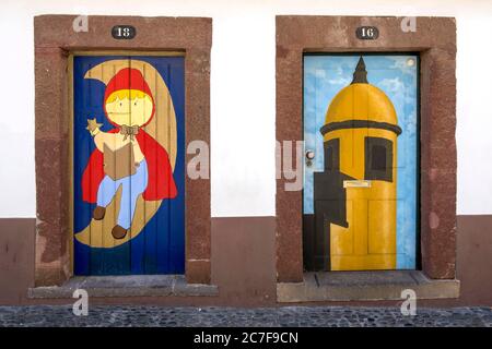Porte anteriori dipinte con arte, città vecchia, Funchal, Madeira, Portogallo Foto Stock