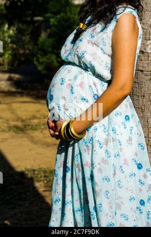 Maternità sparare posa per accogliere il neonato in Lodhi Road a Delhi India, maternità foto sparare fatto dai genitori per accogliere il loro bambino durante Foto Stock